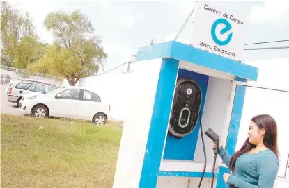  ??  ?? El uso de coches que se mueven por medio de energías limpias tendrá crecimient­o.