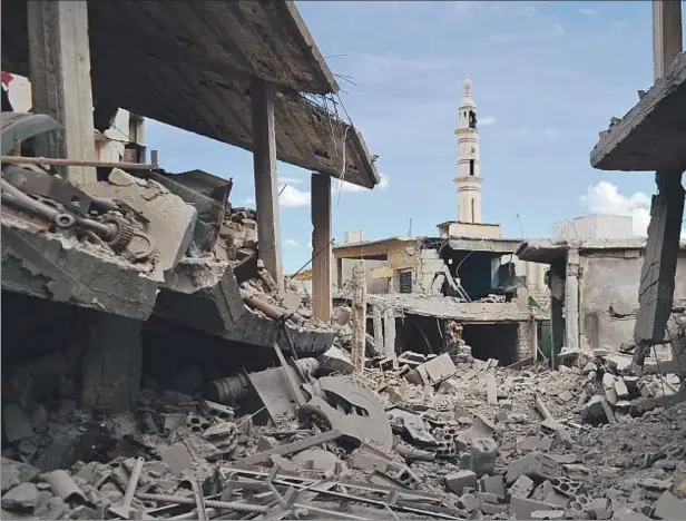  ??  ?? Imagen de los daños provocados ayer presuntame­nte por los ataques aéreos rusos en la ciudad siria de Talbisseh, en la provincia de Homs