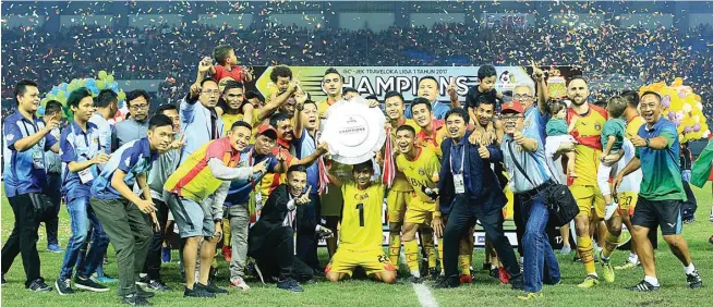  ?? JAWA POS PHOTO ?? TUNDA TERUS: Bhayangkar­a FC ketika merayakan juara Liga 1 musim lalu di Stadion Patriot, Bekasi. Musim ini belum ada kepastian tanggal kickoff Liga 1.