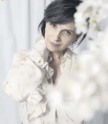  ??  ?? Juliette Binoche, dans son ensemble Nina Ricci avec bijoux Chopard sur la terrasse de l’hôtel Marriott à Cannes. « À Cannes, c’est comme si une fée bienveilla­nte m’avait donné un coup de baguette », se réjouit l’actrice d’Un Beau Soleil intérieur.