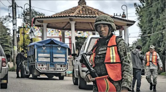  ?? EL PAÍS ?? Control. Elementos de la Guardia Nacional, del Ejército mexicano y policía estatal realizan un operativo en San Cristóbal de las Casas, Chiapas.