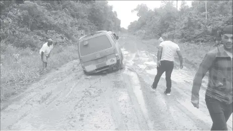  ??  ?? A minibus manoeuvrin­g its way along a section of the atrocious Linden-Lethem Road.