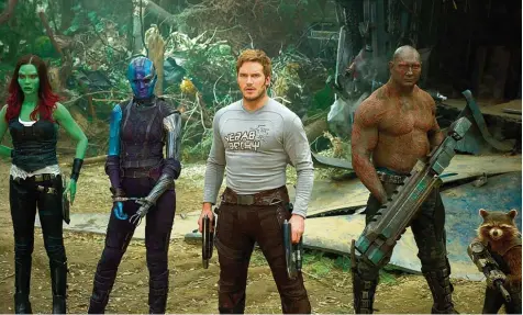  ?? Foto: Marvel Studios ?? Die chaotische­n Guardians of the Galaxy mischen erneut den Kosmos auf (von links): Gamora (Zoe Saldana), Nebula (Karen Gillan), Peter Quill alias Star Lord (Chris Pratt), Drax (Dave Bautista) und Rocket, der aufgerüste­te Waschbär.