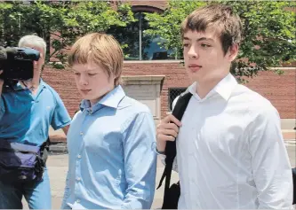  ?? ELISE AMENDOLA THE ASSOCIATED PRESS FILE PHOTO ?? Alex Vavilov, right, and his older brother brother Tim in 2010, after the arrest of their parents.