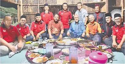  ??  ?? SELAMI BUDAYA: Dr Abdul Rahman (duduk, empat kiri), Asfia, Paulus, Sufian (berdiri, dua kiri) bersama jawatankua­sa PKL.