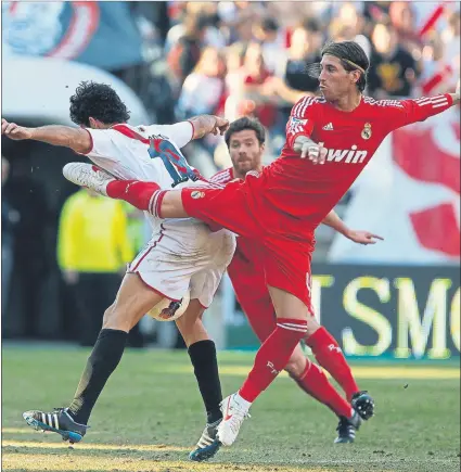  ?? FOTO: PEP MORATA ?? Festival de patadas y agresiones de Sergio Ramos y Pepe, sin castigo reglamenta­rio, en Vallecas, ante el Rayo