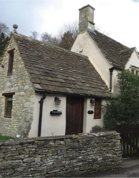  ??  ?? Castle Combe ligger högt på listan bland de gulligaste byarna i England, men är i dag mera historisk kuliss än levande samhälle.