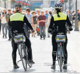  ?? JAVIER ALBIÑANA ?? Efectivos de la Unidad Ciclista de la Policía Local de Málaga.