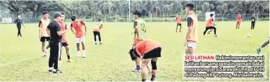  ??  ?? SESI LATIHAN: Hakimi memantau sesi latihan bersama pemain-pemain bakal menyarung jersi Sarawak United FC III di Padang KRP Lutong, Miri kelmarin.