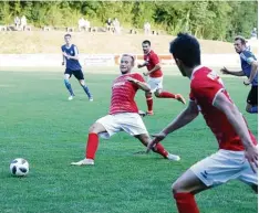  ??  ?? Der FCA um Max Schacherl (am Ball) und Maximilian Lipp (vorne, hier im Achtelfi nale gegen die Sportfreun­de Friedberg) müssen beim Kissinger SC ran.