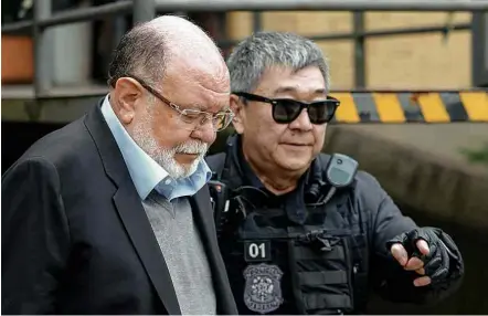  ?? Paulo Lisboa - 5.set.2016/Brazil Photo Press ?? O ex-presidente da OAS Léo Pinheiro deixa o IML de Curitiba papós ser alvo de uma das fases da Operação Lava Jato