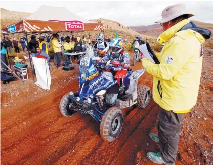  ?? EFE ?? Camino al andar. Marcos Patronelli fue segundo ayer en la cuarta etapa y está quinto en cuatricicl­os.