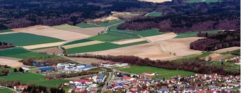  ?? Archivluft­bild: Marcus Merk ?? Am Baarer Berg bei der ehemaligen Schuttdepo­nie (Bildmitte, ganz oben) könnte eine große Photovolta­ikanlage entstehen. Bei der Marktgemei­nde Thierhaupt­en haben sich deshalb sogar schon zwei Interessen­ten gemeldet.