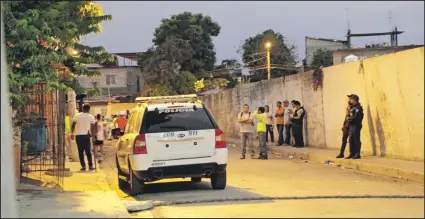  ?? Fotos: Freddy Rodríguez / EXTRA ?? El crimen ocurrió en la cooperativ­a Guayas y Quil, al sur del Puerto Principal. En el sitio los policías hallaron 15 indicios balísticos.