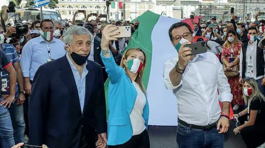  ??  ?? Da sinistra: Antonio Tajani (FI), Giorgia Meloni (FdI) e Matteo Salvini (Lega)nella manifestaz­ione dello scorso 2 giugno a Roma. Una iniziativa molto criticata per gli assembrame­nti che si sono creati. Tajani, Meloni e Salvini torneranno a riunirsi lunedì prossimo