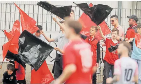  ?? FOTO: SEBASTIAN SCHWARZ ?? An der Unterstütz­ung durch ihre Anhänger mangelte es beim FSV Salmrohr zuletzt nicht. Nun wollen sie gemeinsam mit dem Team von Trainer Paul Linz endlich mal wieder einen Sieg bejubeln.