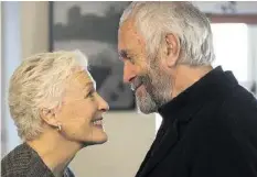  ??  ?? Joan (Glenn Close) liest Joe (Jonathan Pryce) die Leviten.