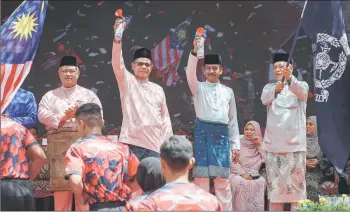  ?? — Bernama photo ?? Saifuddin (second left) officiatin­g the Crime mrevention Carnival at Flat Sri Sabah, Cheras, yesterday. Also present is fnspector-deneral of molice Tan Sri oazarudin Husain (third left).