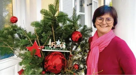  ?? Foto: Sabine Roth ?? Kreisbäuer­in Sabine Asum hat auf ihrem Hof in Laimering alles schön weihnachtl­ich geschmückt.