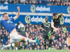  ?? /GETTY IMAGES. ?? Pedro (der.) remata a gol frente a la portería del Everton para encabezar la victoria del Chelsea.