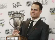  ?? JOHN LOCHER/THE ASSOCIATED PRESS ?? Leafs forward Auston Matthews shows off the hardware after winning the Calder Memorial Trophy as the NHL’s top rookie on Wednesday.