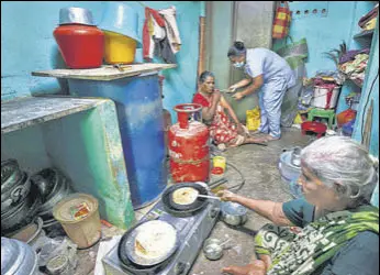  ?? PTI ?? A medic inoculates a woman during a door-to-door drive in Chennai.