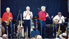  ?? Foto: Anna Hecker ?? Die Musiker Frank Selten, Horst Schwarz, Reimer von Essen und Roman Klöcker (von links) bewiesen, dass sie Jazz im Blut haben.