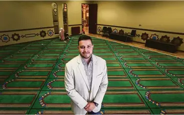  ?? Jon Shapley / Houston Chronicle ?? Alex Gutiérrez, director de desarrollo y operacione­s del Centro Islámico ‘Islam en Español’, en Houston.