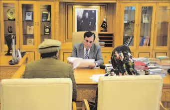  ?? ISLAMABAD
-APP ?? Chairman NAB, Justice (r) Javed Iqbal hearing the public complaints at NAB Headquarte­rs.