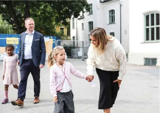  ??  ?? NY HVERDAG: – Barnehagen er mindre, svarer Yadira Bianca Palacios-Sandaker på spørsmål om forskjelle­n mellom skolen og barnehagen. Her er 1.-klassingen med inspektør Heidi Skarprud. Bak Rudo Kugwa med Gamlebyen-rektor Geir Johansen.