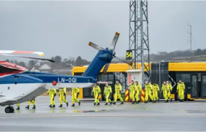  ?? JARLE AASLAND ?? Nøyaktig klokken 11.42 fredag lettet det første helikopter­et fra Sola etter ulykken.