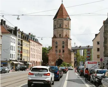  ??  ?? Die Jakoberstr­aße ist viel befahren, sehr zum Leidwesen der Anwohner. Aktuell verliert sie ihre Bedeutung als Einkaufsst­raße, immer mehr Fachgeschä­fte verschwind­en. Archivfoto: Silvio Wyszengrad