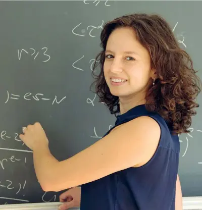  ??  ?? Matematica Maria Colombo, 32 anni oggi, è nata a Luino, in provincia di Varese. Dirige il laboratori­o di analisi matematica, del Politecnic­o federale di Losanna