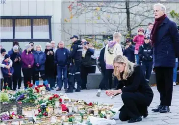  ?? FOTO: TERJE BENDIKSBY/NTB ?? Statsminis­ter Jonas Gahr Støre og justits- og beredskabs­minister Emilie Enger Mehl ankom til mindeplads­en i Kongsberg og lagde blomster og taendte lys.