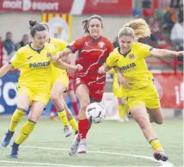  ?? LIGA F ?? Claudia Iglesias y Lucía Gómez pugnan por un balón con una contraria.