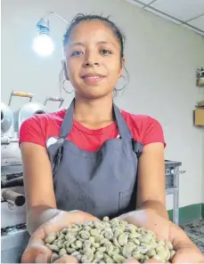  ??  ?? Kaffeebäue­rin Esmeralda Martinez zeigt die ungeröstet­en Bohnen. Sie kommt mit einer Kollegin aus Nicaragua in der „Fairen Woche“für einen Vortrag nach Ravensburg.