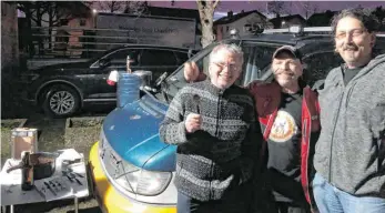  ?? FOTO: WÜSCHTE VITOTREIBE­R ?? So sehen erfolgreic­he Rallye-Köche aus (von links): Den zweiten Platz bei der Carbecue-Weltmeiste­rschaft haben Geza Barna, Gerhard Brugger und Jan Spieler beim Kennenlern­treffen aller Teams bei Speyer errungen. Nicht dabei sein konnten Lars Schöckel, Markus Neumann und Thomas Merath.