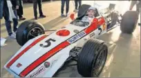  ??  ?? DOS Y CUATRO RUEDAS. Alonso probó la Honda con Pedrosa de profesor y se subió al RA103 de Surtees.