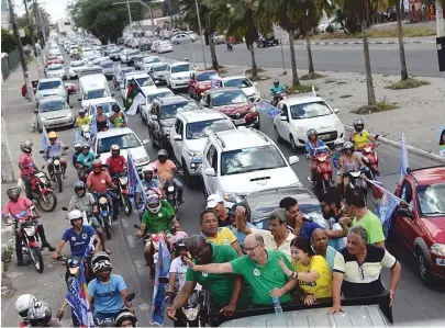  ??  ?? Zé Ronaldo encerrou sua campanha com uma carreata na cidade onde foi prefeito em quatro oportunida­des