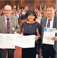 ?? FOTO: FRANK WIEDEMEIER ?? Unterzeich­neten die Vereinbaru­ng (von links): Ulrich Koch, Jutta Zülow und Stadtdirek­tor Burkhard Hintzsche.