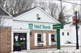  ?? Alexander Soule / Hearst Connecticu­t Media ?? An M&T Bank branch in Bethel, which was the only bank branch to see declining deposits over five years through 2020, dating back to M&T’s acquisitio­n of Hudson City Bank, which had been located there previously.