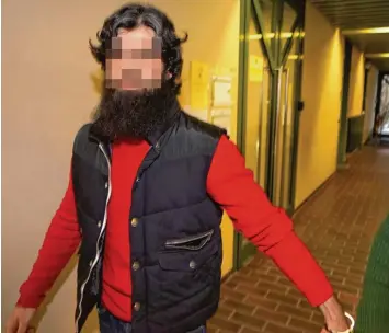  ?? Foto: Daniel von Loeper ?? Der 26 jährige Hüsrev Y. aus Senden wurde gestern am Landgerich­t in München zu einer Haftstrafe von einem Jahr und neun Mo naten verurteilt.