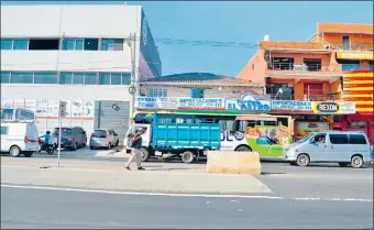  ??  ?? La gente camina o espera cruzar la vía destinada al metrobús exponiéndo­se.