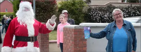  ??  ?? Santa giving roses to Celine O’Reilly.