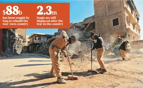  ?? Reuters ?? ■ Many volunteers have taken to the streets to help rebuild Mosul, a city devastated by war in Iraq.