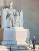  ?? ?? RESPETO. El presidente Andrés Manuel López Obrador ante la estatua de Lincoln, en Washington.