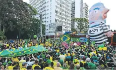 ?? FOTO: AFP ?? Sus simpatizan­tes se movilizaro­n en varios puntos del país, aunque la mayoría se registró frente a las playas de Copacabana.