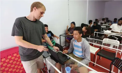  ??  ?? Los jóvenes tienen la oportunida­d de aprovechar el verano ampliando sus conocimien­tos.