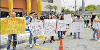  ?? MARTHA TORRES / EXPRESO ?? Medida. Exhibiendo carteles, los manifestan­tes se apostaron en los bajos del rectorado de la universida­d.