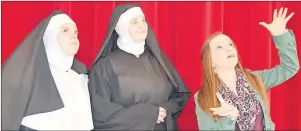  ?? SALLY COLE/THE GUARDIAN ?? Student actors listen to artistic director Kristena McCormack, right. during a rehearsal for “Sister Act”. From left are Hannah Aitken and Faith Best.